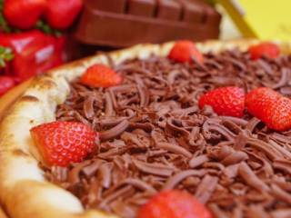 Doce & Fresca: Pizza de Chocolate com Morangos no Delivery que Vai Te Encanta
