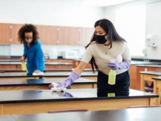 Serviço de limpeza em ambiente escolar