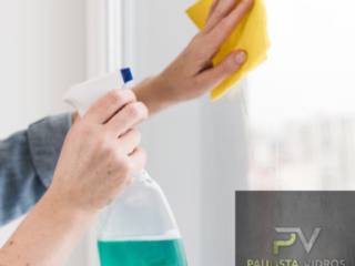 Como limpar vidros de janelas sem deixar manchas?