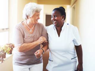 Benefícios em contratar um cuidador de idosos: porque vale a pena receber ajuda profissional