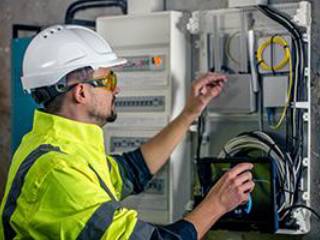 Quer saber como a manutenção elétrica industrial impacta no preço final do produto?