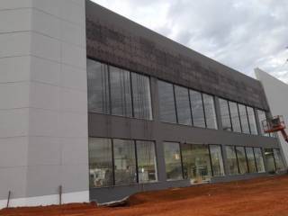 Fachada em ACM com letras em acrílico e ACM metálico