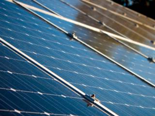 Energia Solar gera economia de 50% e 95% na conta de luz