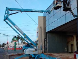 Vantagens de alugar uma plataforma de elevação para serviços em altura