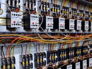 Banco de capacitores: o que é e como funciona?