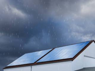 Energia solar funciona em dias nublados e chuvosos?