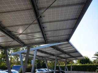 Estacionamento autossustentável: como o carport pode ser vantajoso para gerar energia solar