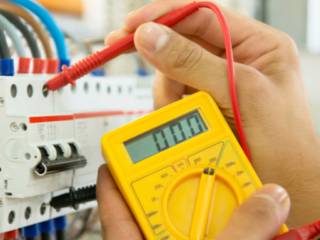 Saiba as vantagens de contratar um eletricista profissional