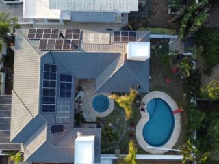 Residência do Adriano e Deborah Porto da Lagoa - Florianópolis Potência de 11,04 kWp Economia anual de R$ 9.750,00