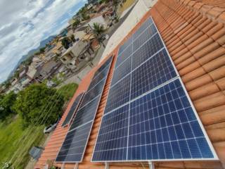 Localização: Rio de Janeiro/RJ Potência do sistema: 11,66kWp Economia anual: R$ 14.400,00 Projeto Residencial
