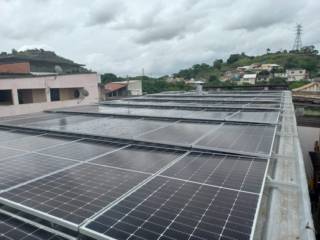 Localização: Rio de Janeiro/RJ Potência do sistema: 24,03KwP Economia anual: R$ 34.984,84 Projeto Comercial
