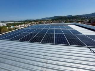 Localização: Rio de Janeiro/RJ Potência do sistema: 20,00kWp Economia anual: R$ 27.984,00 Projeto Comercial