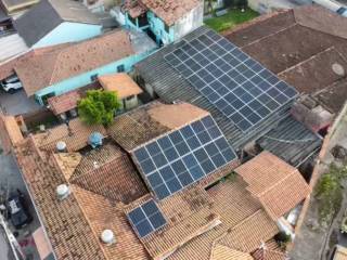 Localização: Rio de Janeiro/RJ Potência do sistema: 27,84kWp - 64 Placas - Cliente: BonnaPizza 