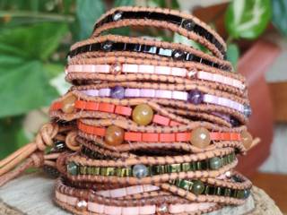 O Processo Artesanal da Karina Santana: Como Nossas Pulseiras São Feitas à Mão