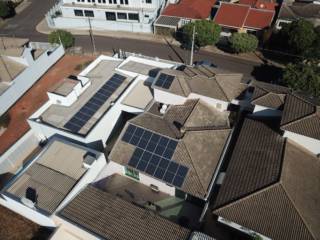  16 módulos solares, 8,8 kWp, economia média anual R$ 10.200,00