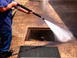 Desentupimento com Hidrojateamento em Atibaia: O que é e como Funciona?