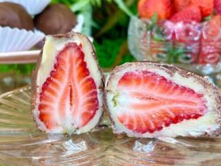 Pequeno no tamanho, gigante no sabor: Bombom de morango com chocolate!