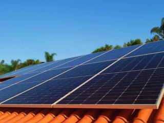 Instalação Residencial: Geração anual estimada: 6.886 kWh e Potência: 6,21 kWp