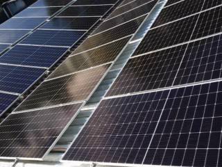 Instalação Comercial: Geração anual estimada: 41.853 kWh e Potência: 37,74 kWp