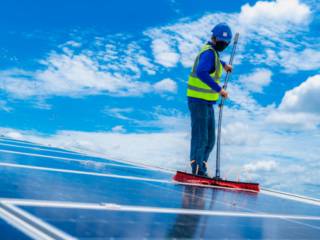Limpeza de Placas Solares: Garantindo a Eficiência e Longevidade do Seu Investimento