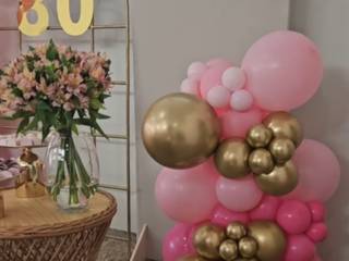 Arco orgânico de balões: elegância para momentos especiais