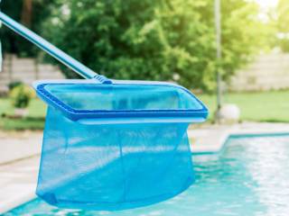 Limpeza de piscina é coisa séria