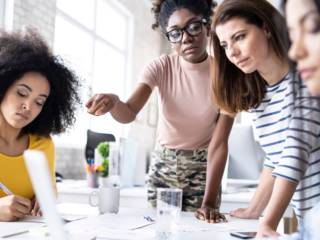Se você sente que sua equipe está desmotivada, pouco engajada ou desalinhada com os objetivos da empresa, talvez seja hora de repensar a forma como o aprendizado acontece dentro da organização.