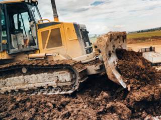 Quais serviços fazem parte da terraplanagem?