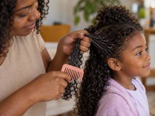 Cabelo cacheado infantil: como desembaraçar com carinho
