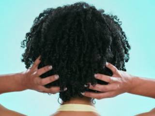 Cabelo cacheado: como desembaraçar com cuidado