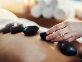 10 Benefícios da Massagem de Pedras Quentes