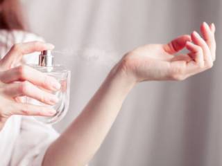 Como fazer o perfume durar mais na pele
