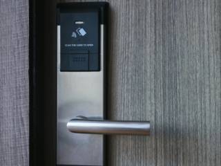 Segurança de portas e fechaduras com chaveiro em Aquiraz
