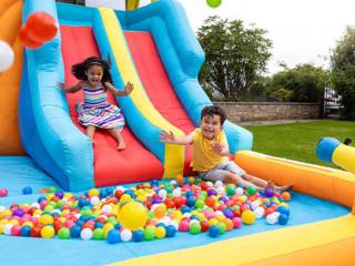 Por que alugar brinquedos deixa a festa mais divertida e completa?