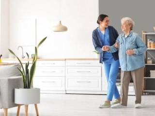 Como prevenir quedas de idosos dentro de casa?