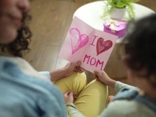 Como surpreender sua mãe com uma homenagem de aniversário?