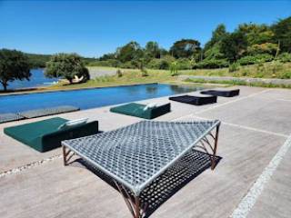 Deixe seu jardim mais elegante com pedras decorativas.