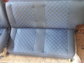 Bancos do caminhão 608, em couro curvin preto c/diamantado azul caneta