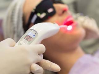 A laserterapia vai muito além de uma simples luz.