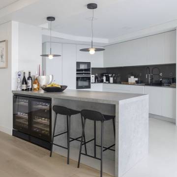 <p>Dekton é uma superfície ultracompacta, neutra em carbono, com um processo de fabricação otimizado inspirado na beleza e estética da pedra natural que vai além da natureza, alcançando o mais alto desempenho do produto.</p><p>Com uma grande variedade de 