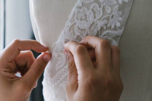 Bordados à mão em vestidos: por que fazem diferença?