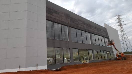 Fachada em ACM com letras em acrílico e ACM metálico