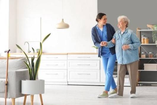 Como prevenir quedas de idosos dentro de casa?