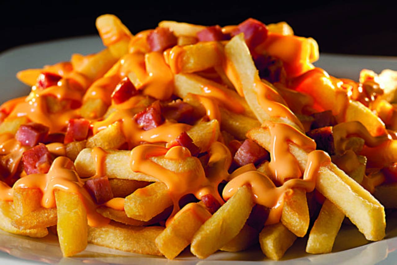 Batata Frita com cheddar e bacon: Uga Buga Lanches Igara