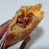 Pastel de calabresa com cheddar 
