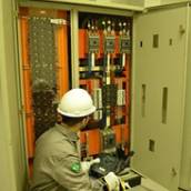 Serviço de medição de qualidade de energia para identificação e correção de níveis de tensão, harmônicos, fator de potência, demanda, etc.