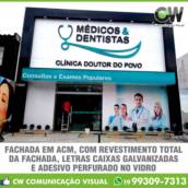 FACHADA EM ACM COM REVESTIMENTO TOTAL DA FACHADA, LETRAS CAIXAS GALVANIZADAS E ADESIVO PERFURADO NO VIDRO 