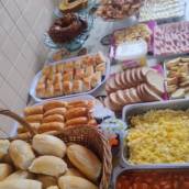 Pães,bolos,torta salgada,pão de queijo,frios,cachorro quente,ovo mexido ,leite ,suco,chocolate 
