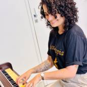 Minhas aulas de piano são personalizadas e acolhedoras, focadas tanto em técnica quanto em expressão musical. Trabalho com alunos de todas as idades, respeitando o ritmo e os objetivos de cada um. Além de aprender leitura, harmonia e interpretação, você vai desenvolver percepção rítmica, coordenação motora, memória musical e sensibilidade artística. Seja para tocar por hobby, se preparar para performance ou simplesmente se expressar com música, o piano abre portas para um universo rico de possibilidades.