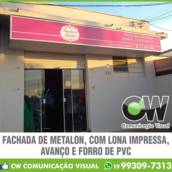 FACHADA DE METALON COM LONA IMPRESSA, AVANÇO E FORRO DE PVC 